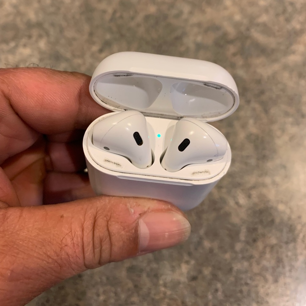 Apple AirPods (2nd Generation) - Picture 2 of 3